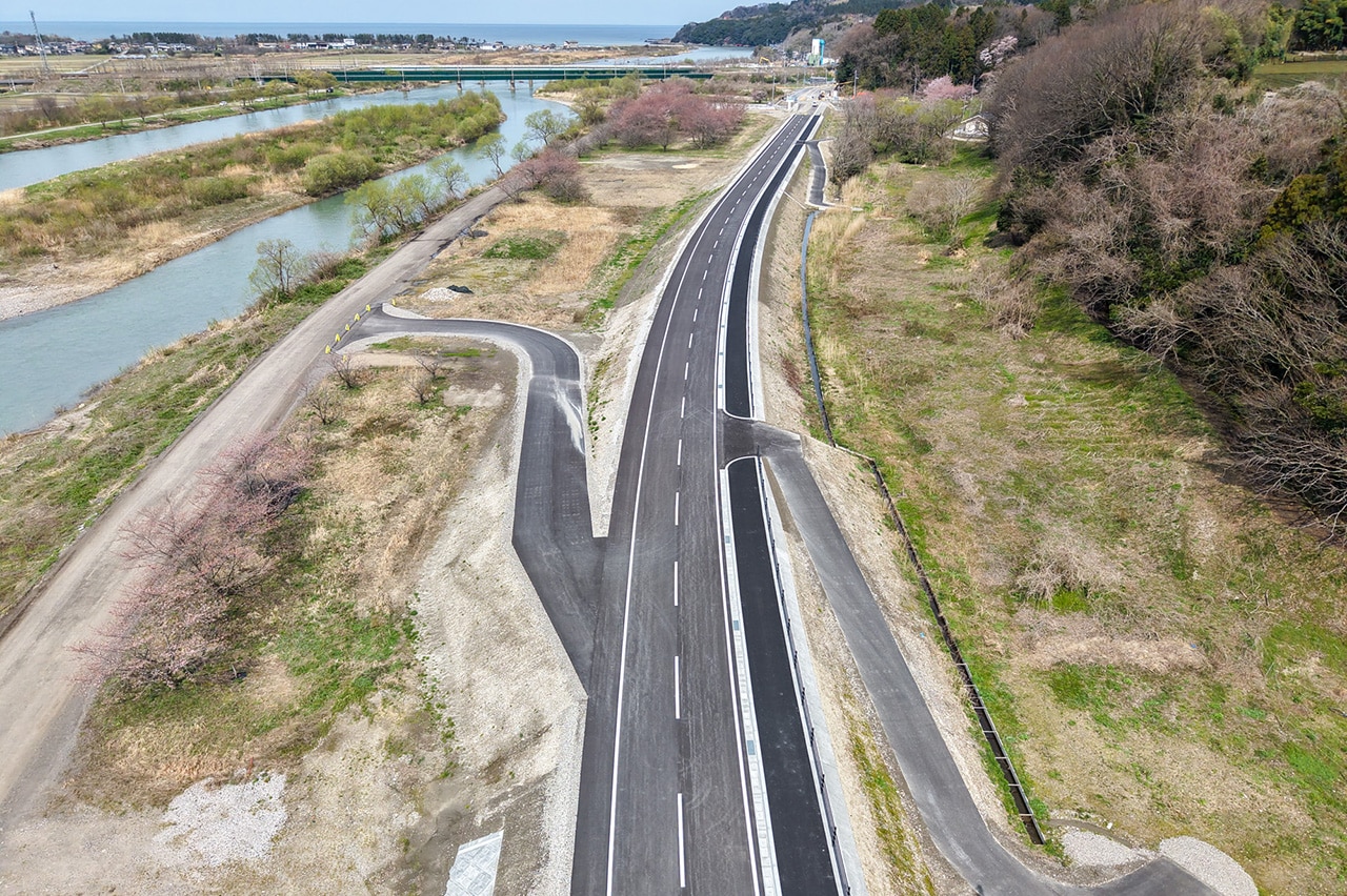 道路完成景観 村上朝日線地域づくり基盤道路整備羽下ケ渕拡幅舗装工事